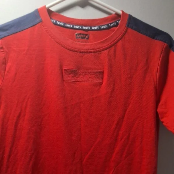 Levi's Red and Navy Short Sleeve Tee.   CAJA # 1 - Picture 2 of 4